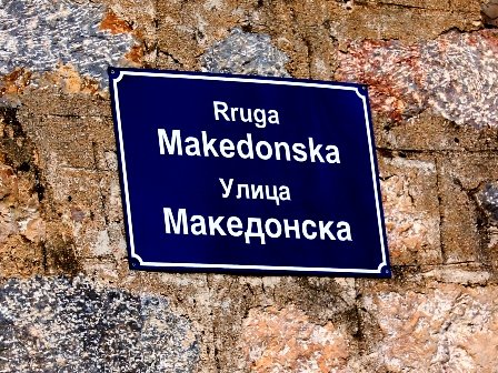 Název ulice ve dvou jazycích